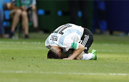 梅西头顶草坪跪地，阿根廷终究与世界杯无缘